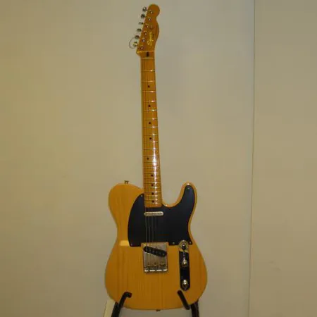 Sähkökitara Squier by Fender Telecaster, switch:n kiinnitysruuvit irti ja laukku. Ota yhteys panttilainaamoon kuljetusmaksusta sopimiseksi.