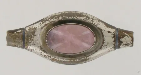 Ruusukvartsirintakoru, leveys 55mm ja korkeus 25mm, valmistettu 1960, Suomi, 813br, paino 8,6g Paino: 8,6 g