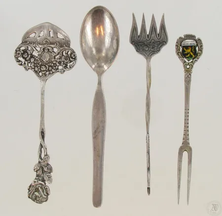 Neljä otinta, 813-925, paino 64,7g Paino: 64,7 g