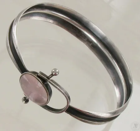 Ruusukvartsirannerengas, koko 18cm, valmistettu 1959, Suomi, käytön jälkiä, 813br, paino 14,8g Paino: 14,8 g