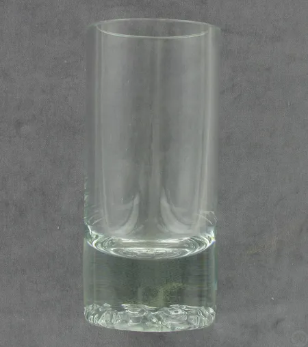 Kirkas maljakko, korkeus 16cm, halkaisija 7cm.