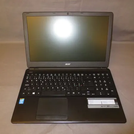 Acer Aspire E1-530 - kannettava, Intel 2117U (1.8GhZ), 15.6" HD LED LCD, 4GB DDR3, 500GB HDD, akku ja virtajohto. Ota yhteys panttilainaamoon kuljetusmaksusta sopimiseksi.