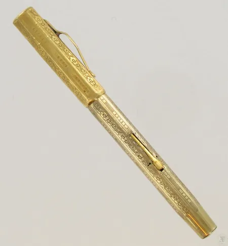 Kultapäällysteinen mustekynä, vuodelta 1928, kulunut, 585br, paino 22,2g Paino: 22,2 g