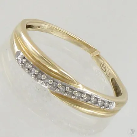 Viallinen timanttisormus 13xn.0.005ct, 585, paino 1,1g Paino: 1,1 g