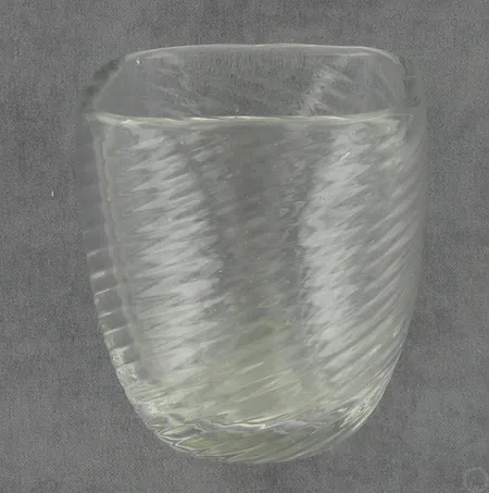 Kirkas maljakko, korkeus 9cm, halkaisija 7cm.