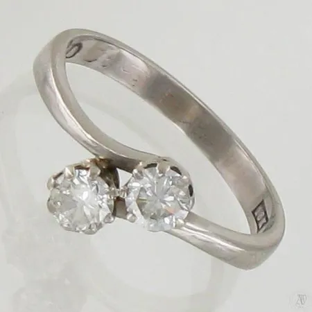 Timanttisormus 2xn.0.28ct, koko 18, käytön jälkiä, 750 valkokulta, paino 3,7g Paino: 3,7 g