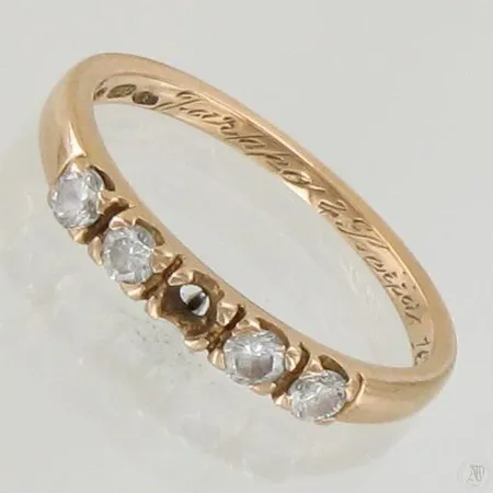 Viallinen timanttisormus 4xn.0.05ct, 750, paino 1,9g Paino: 1,9 g