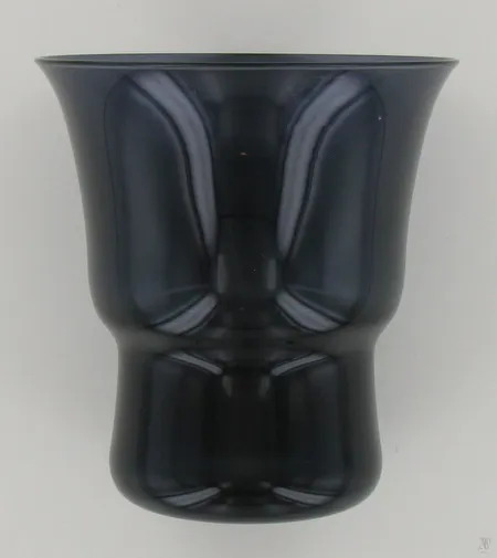 Sininen maljakko, korkeus 10cm, halkaisija 10cm.