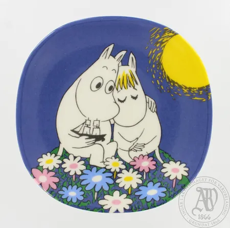Arabia seinälautanen, Muumi Kuutamolla, Tove Jansson ja Camilla Moberg, 1991-2005, Ø 120mm