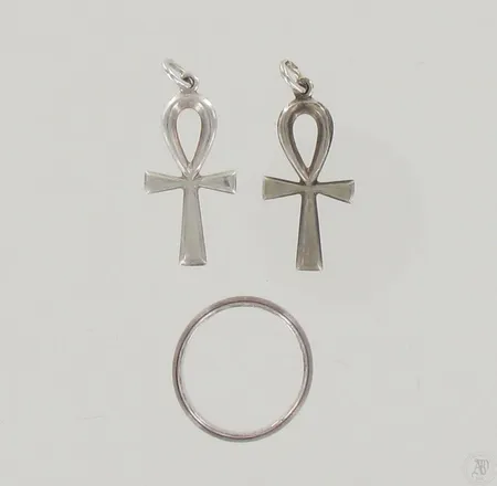 Kaksi ristiriipusta, korkeus 36mm, 925, paino 3,6g, hopeoitu sormus, koko 19 Paino: 3,6 g