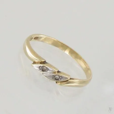 Timanttisormus 2xn.0.005ct, koko 17½, 585 kelta- ja valkokulta, paino 1,6g Paino: 1,6 g