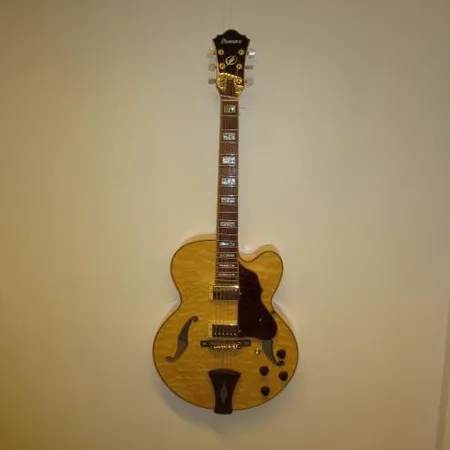 Sähkökitara Ibanez Artcore, puoliakustinen, malli AF125-NT-12-01, sarjanumero S07012078, mukana puinen talla, kova muotolaukku. Nouto ainoastaan myymälästä.