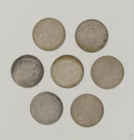 Seitsemän juhlarahaa, Latvia, nimellisarvo 35 latia, vuosilta 1929-1932, 835, paino 174,7g Paino: 174,7 g