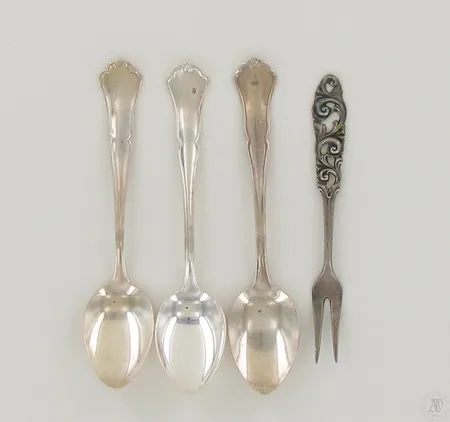 Kolme kahvilusikkaa, Chippendale ja leikkelehaarukka, 830, paino 44,0g Paino: 44   g