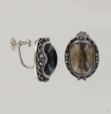 Kivikorvakorut, Kalevala Koru, 18x14mm, vuodelta 1957, 916br, paino 7,7g Paino: 7,7 g