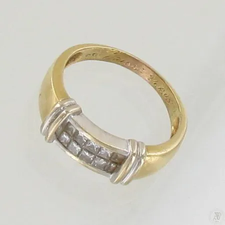 Timanttisormus 10xn.0.05ct Princess-hionta, koko 18¾, käytön jälkiä, 750 kelta- ja valkokulta, paino 5,4g Paino: 5,4 g