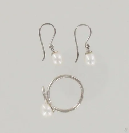 Helmisormus ja helmikorvakorut, sormuksen koko säädettävä, korvakorujen korkeus 23mm, 925br, paino 3,6g Paino: 3,6 g