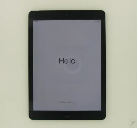 Apple iPad Air 16 GT Wifi + Cellular, väri Space Gray, laturi, näytössä pieni naarmu