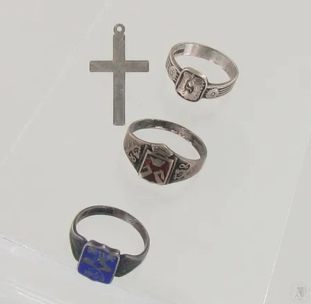 Kolme sormusta ja ristiriipus, kaiverrettuja, sormusten koot 17½, 18 ja 19¼, riipuksen korkeus 34mm, 813, paino 13,7g Paino: 13,7 g