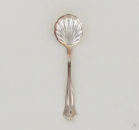 Sokerilusikka, Chippendale, pituus 117mm, Hämeen Hopeajaloste Oy, vuodelta 2001, 830, paino 14,1g Paino: 14,1 g