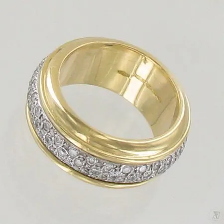 Timanttisormus 91xn.0.01ct, koko 17½, 750 kelta- ja valkokulta, paino 17,7g Paino: 17,7 g