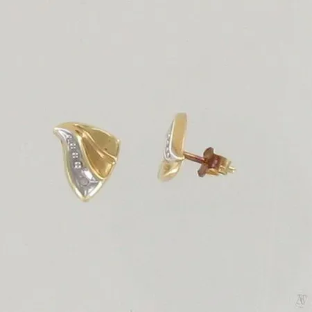 Timanttikorvakorut 2xn.0.005ct, korkeus 10mm, taustat eri paria, 585 kelta- ja valkokulta, paino 0,8g Paino: 0,8 g