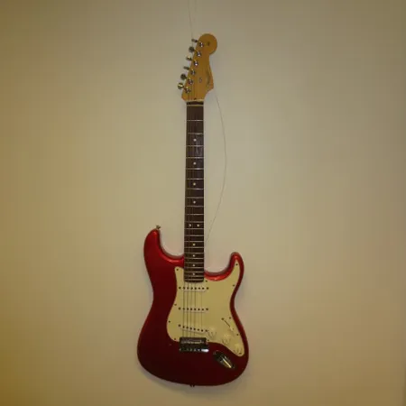 Sähkökitara Fender Stratocaster, käytön jälkiä, made in USA, sarjanumero Z3148045, vuodelta 2003-2004, kova laukku. Nouto ainoastaan myymälästä.