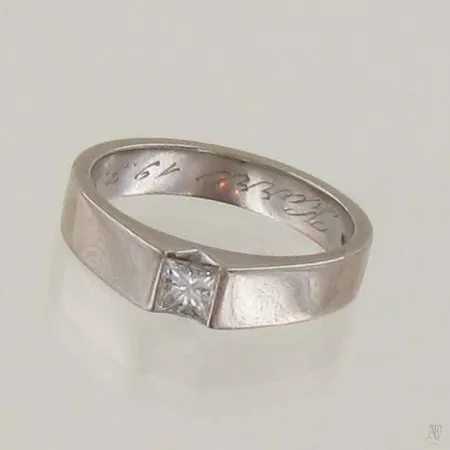 Timanttisormus 1xn.0.23ct princess, koko 16½, 750 valkokulta, paino 5,4g Paino: 5,4 g