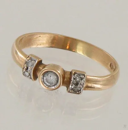 Timanttisormus 1xn.0.05ct ja 4xn.0.005ct, koko 17, paino 2,1g Paino: 2,1 g