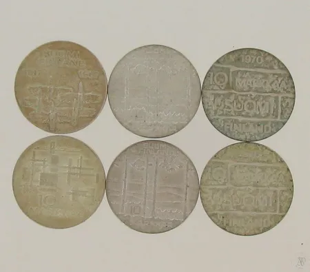 Kuusi juhlarahaa nimellisarvo 60mk, 2xUrho Kekkonen, vuodelta 1975, 2xJ.K Paasikivi, vuodelta 1970, 2xSuomi 50 vuotta, vuodelta 1967, 500 ja 900, paino 91,7g ja 48,0g Paino: 139,7 g