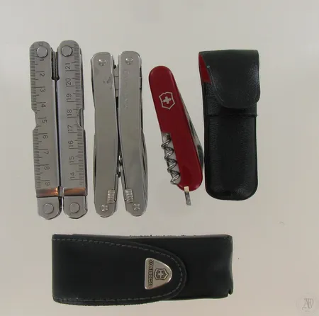 Kaksi monitoimityökalua, Retki ja Victorinox, monitoimilinkkari victorinox