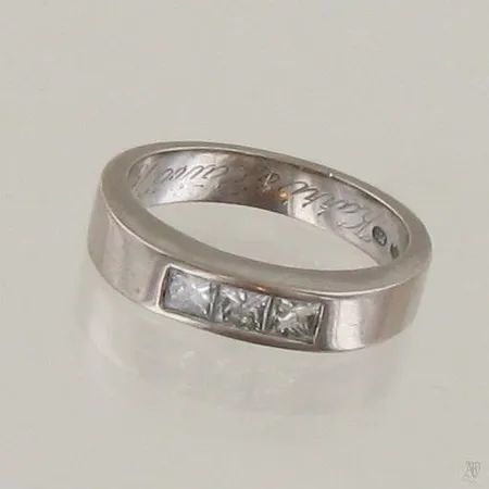 Timanttisormus 3xn.0.15ct princess, kaiverrettu, koko 16½, 750 valkokulta, paino 5,5g Paino: 5,5 g