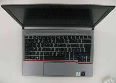Kannettava tietokone Fujitsu Lifebook E734, 13,3" HD, i5-4210M, 4 GB, 500 GB 5.4K, laturi ja telakka.