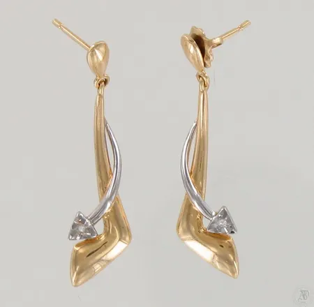 Timanttikorvakorut 2xn.0.005ct, korkeus 36mm, toinen tausta puuttuu, 585 kelta- ja valkokulta, paino 2,7g Paino: 2,7 g