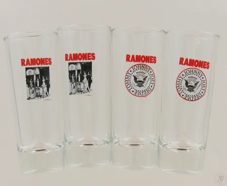 Neljä Ramones-snapsilasia laatikossa