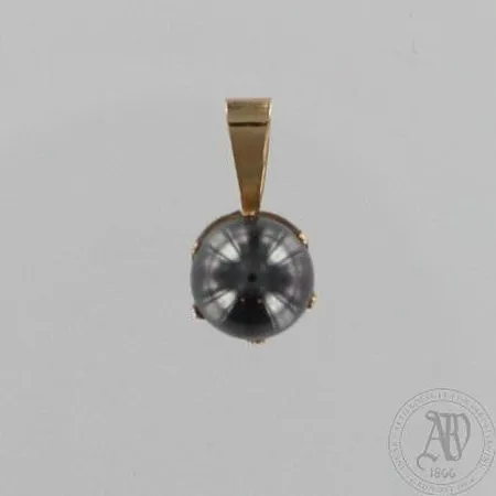 Hematiittiriipus, korkeus 15mm, 585br, paino 1,4g Paino: 1,4 g