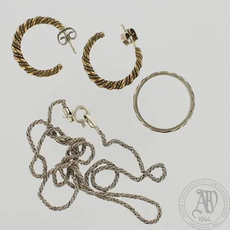 Hopeakoruja, kaiverrettu, 925, paino 9,1g Paino: 9,1 g
