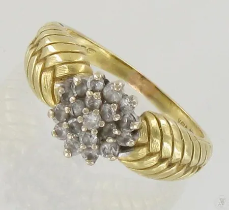 Timanttisormus 19xn.0.02ct, koko 17¾, 750 kelta- ja valkokulta, paino 5,5g Paino: 5,5 g