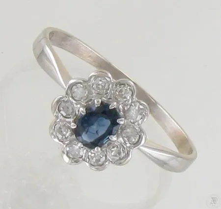 Sinisafiirisormus timanteilla 10xn.0.02ct, koko 18¼, 750 valkokulta, paino 2,0g Paino: 2   g