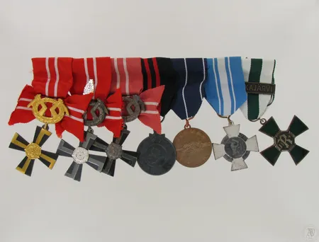 Seitsemän kunniamerkkiä, Talvisodan mm, Jatkosodan mm, 3.lk VR 1941, VR 4 tlk 1941, VR 4 mk 1939, Rukajärven muistoristi, Kainuun risti 1939-1940