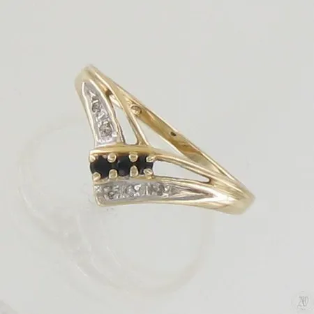 Sinisafiiri-sormus timanteilla 5xn.0.005ct, koko 17½, 585br, paino 1,7g Paino: 1,7 g