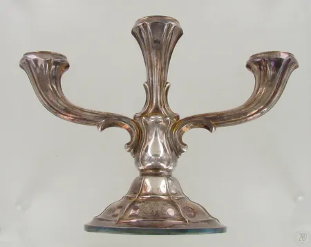 Kolmihaarainen kynttelikkö, kaiverrettu, korkeus 19cm, 813br, paino 519,3g Paino: 519,3 g