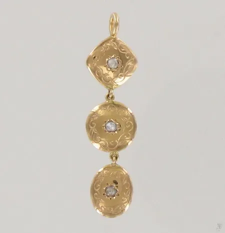 Kuvioitu timanttiriipus 3xn.0.03ct, korkeus 33mm, 750, paino 2,2g Paino: 2,2 g