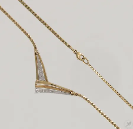 Timanttikaulakoru 5xn.0.005ct, pituus 42,5cm, 585 kelta- ja valkokulta, paino 6,1g Paino: 6,1 g