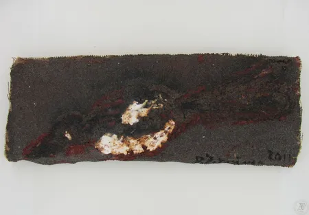 Taideteos juuttikankaalle, signeeraus Pekka Pitkänen, 2011, mitat 18x47cm. Hintaan lisätään Tekijänoikeuslain mukainen jälleenmyyntikorvaus 5%, johon lisäämme voimassa olevan alv:n mikäli viimeinen huutohinta ylittää 255,00_.
