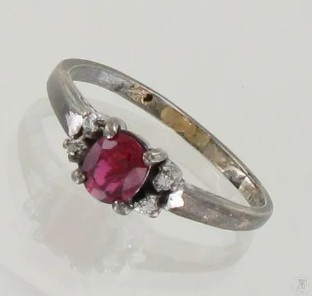 Kivisormus timanteilla 4xn.0.005ct, kivessä pieni lohkeama, koko 16¼, 750 valkokulta, paino 1,8g Paino: 1,8 g