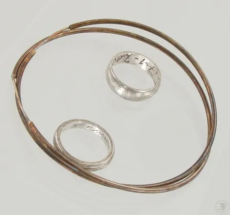 Korvarenkaat, Ø 65mm, kaksi sileää sormusta, kaiverrettuja, koot 14¾ ja 15, 830-925, paino 9,0g Paino: 9   g