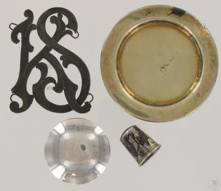 Sormustin, pillerirasia, aluslautanen ja monogrammi, 813, paino 54,8g Paino: 54,8 g