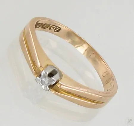 Timanttisormus 1xn.0.04ct, kaiverrettu, koko 16¾, 750 kelta- ja valkokulta, paino 3,3g Paino: 3,3 g