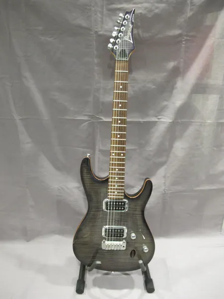Sähkökitara Ibanez, sa series 220fm, nupin kärki puuttuu, kunto muutoin hyvä, made in Indonesia, pehmeä fender kantolaukku. Nouto ainoastaan myymälästä.